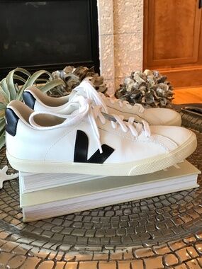 VEJA ESPLAR BLACK WHITE SNEAKER CLEAN GIRL OLD MONEY